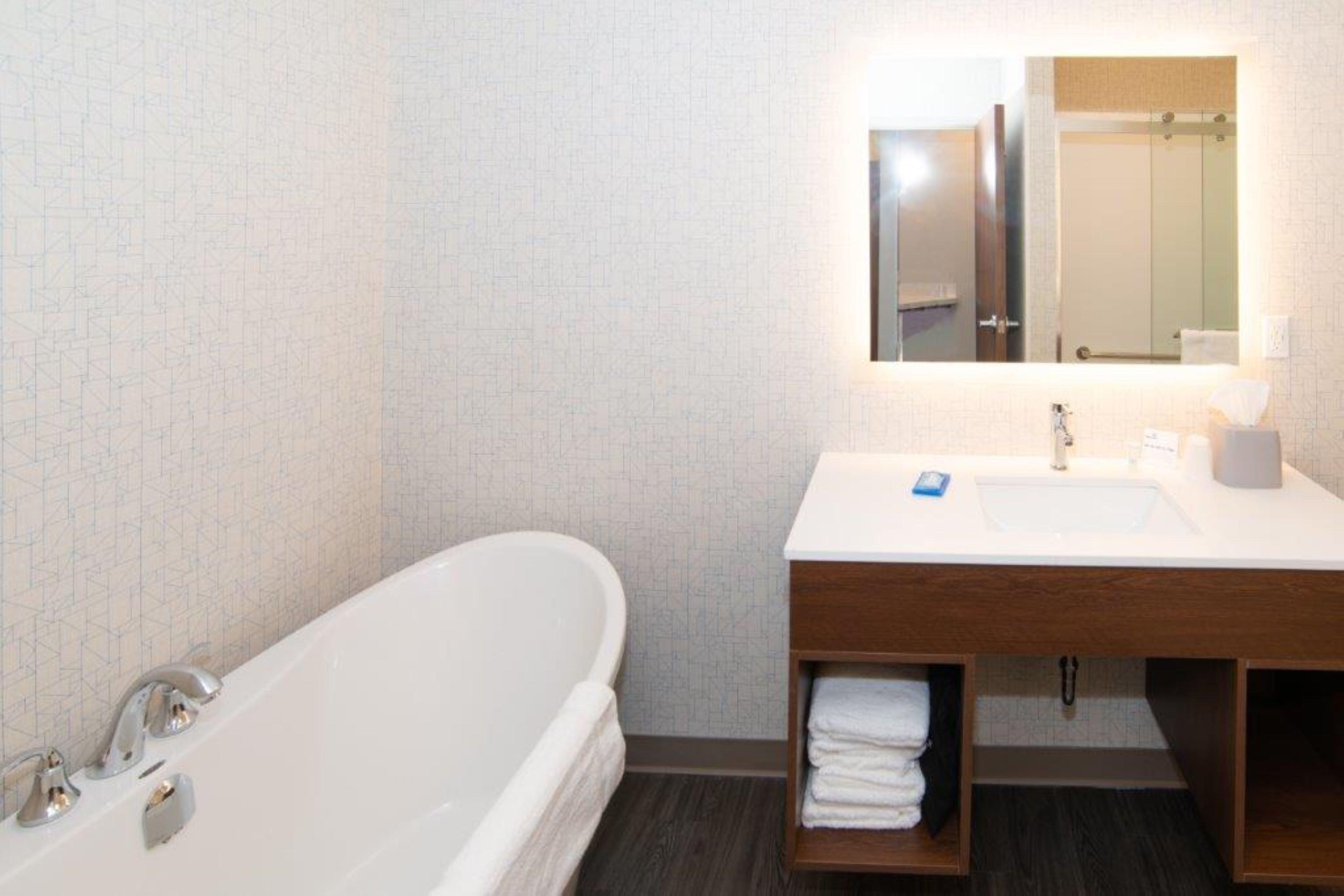 Holiday Inn Express & Suites - North Battleford By Ihg Exterior photo