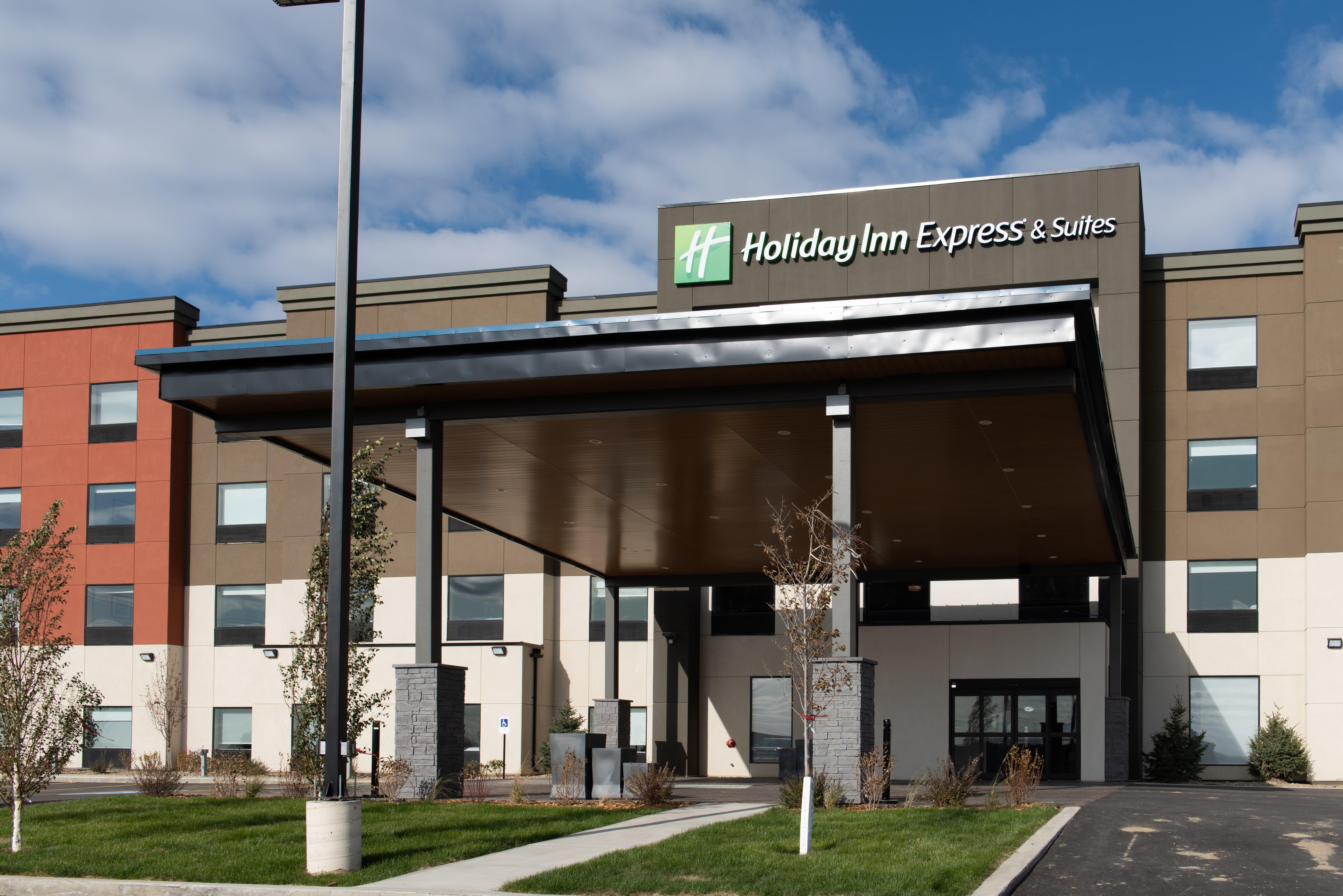 Holiday Inn Express & Suites - North Battleford By Ihg Exterior photo